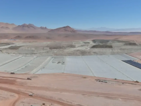 Maquinaria pesada de Sandin Hnos S.R.L. trabajando en la construcción de un dique de relaves en la provincia de Santa Cruz.
